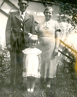  Marie Raisiglová, rozená Ajšmanová, s rodiči roku 1936. Zdroj: archiv pamětnice